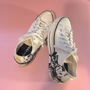 Women’s Converse Floral Hybrid Lift- size 8 Cream w/ yellow trim/black flowers